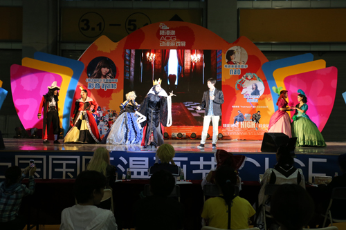 舞台活动押切(右)以李长歌姿态主持配音比赛日本动漫歌手nao和marina