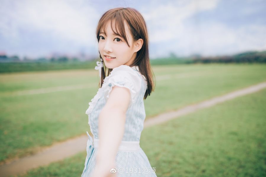 抱来一枚小姐姐范薇小巴出任cicf漫次元宅舞大赛评委